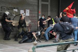 Επίθεση των ΜΑΤ έξω από το υπουργείο Εργασίας