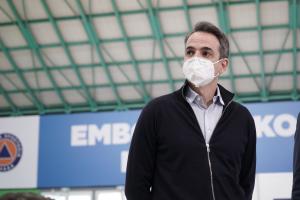 Ο Κυριάκος Μητσοτάκης σε εμβολιαστικό κέντρο