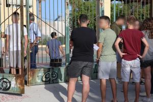 Μαθητές έξω από λύκειο λίγο πριν τις πανελλαδικές εξετάσεις
