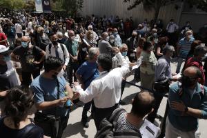 Κόσμος έξω από το εμβολιαστικό κέντρο στο Περιστέρι
