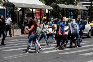 Κόσμος στην πλατεία Συντάγματος εν μέσω lockdown