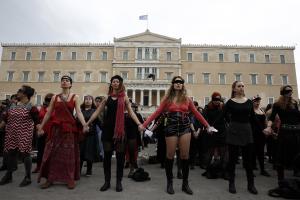 Φεμινίστριες σε διαδήλωση έξω από τη Βουλή