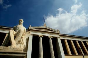 Άγαλμα έξω από το ΕΚΠΑ