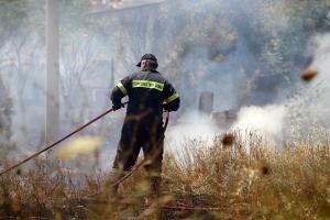 Πυροσβέστης σε πυρκαγιά