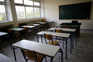 Τάξη άδεια σχολείο θρανία καρέκλες πίνακας