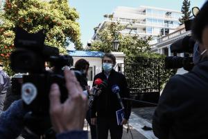 Ο Μιχάλης Χρυσοχοΐδης έξω από το Μέγαρο Μαξίμου
