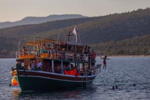 ΤΟΥΡΙΣΜΟΣ ΤΟΥΡΙΣΤΕΣ ΝΗΣΙ ΣΚΑΦΟΣ