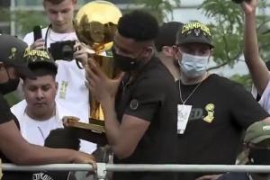 Ο Γιάννης Αντετοκούνμπο με το τρόπαιο του NBA