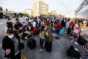 ΛΙΜΑΝΙ ΠΕΙΡΑΙΑ ΚΟΣΜΟΣ ΤΑΞΙΔΙΩΤΕΣ