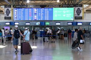 Κόσμος στο αεροδρόμιο Ελευθέριος Βενιζέλος