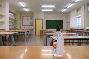 Αντισηπτικό σε αίθουσα σχολείου