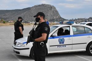 Αστυνομικοί δίπλα σε περιπολικό