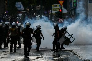 Επεισόδια στο Σύνταγμα με αρνητές εμβολιασμού