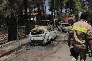 Πυροσβέστης στη Σταμάτα μετά την πυρκαγιά