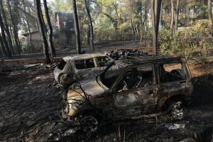 Καμένα αυτοκίνητα από την πυρκαγιά στη Σταμάτα