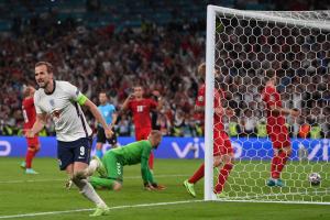 Ο Χάρι Κέιν βάζει γκολ στη Δανία στο Euro 2020