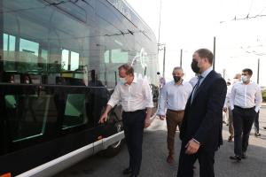 Ο Κώστας Καραμανλής στην παρουσίαση νέου ηλεκτρικού λεωφορείου