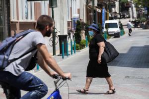 Ποδηλάτης στη Λάρισα εν μέσω καύσωνα