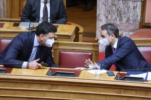 Βασίλης Κικίλιας και Κυριάκος Μητσοτάκης στη Βουλή
