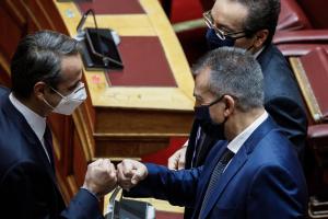 Κυριάκος Μητσοτάκης και Γιάννης Βρούτσης στη Βουλή