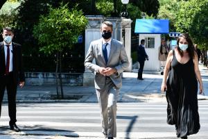 Ο Κυριάκος Μητσοτάκης έξω από το Προεδρικό Μέγαρο
