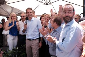 Ο Κυριάκος Μητσοτάκης σε περιοδεία του