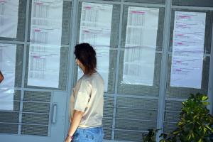 Μαθήτρια βλέπει τα αποτελέσματα στις πανελλαδικές
