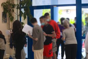 Μαθητές δίνουν πανελλαδικές εξετάσεις