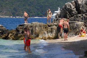 Κόσμος κάνει μπάνιο σε παραλία