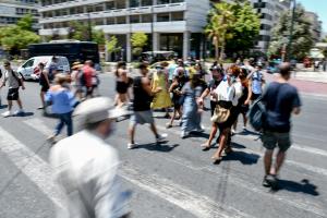 Κόσμος στην πλατεία Συντάγματος