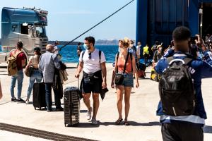 Επιβάτες σε πλοίο στην Σαντορίνη