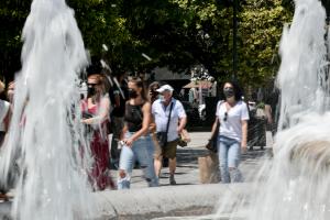 Κόσμος στην πλατεία Συντάγματος