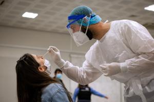 Κλιμάκιο του ΕΟΔΥ κάνει τεστ για τον κορωνοϊό