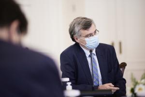 Ο Σωτήρης Τσιόδρας σε σύσκεψη