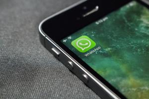 Κινητό με την εφαρμογή WhatsApp