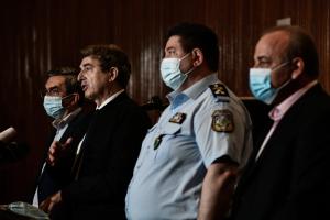 Ο Μιχάλης Χρυσοχοΐδης πλάι σε στελέχη της αστυνομίας