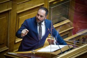 Ο Μίλτος Χατζηγιαννάκης στη Βουλή.