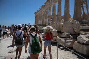 Κόσμος στην Ακρόπολη