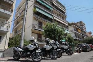 Μηχανές αστυνομικών στη Δάφνη όπου έγινε γυναικοκτονία