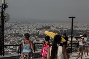 Κόσμος στην Αθήνα εν μέσω στάχτης