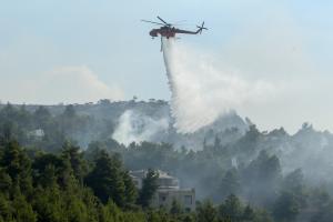 Ελικόπετρο πάνω από πυρκαγιά
