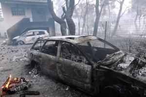 Καμένα αυτοκίνητα στην πυρκαγιά στη Βαρυμπόμπη
