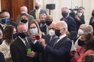 ΗΠΑ ΜΠΑΪΝΤΕΝ ΛΕΥΚΟΣ ΟΙΚΟΣ ΣΥΝΔΙΚΑΤΑ