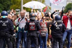 ΜΑΖΙΚΗ ΠΟΡΕΙΑ ΚΑΤΑ ΤΗΣ ΑΚΡΟΔΕΞΙΑΣ ΣΤΟ ΒΕΡΟΛΙΝΟ