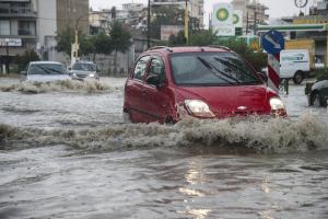 Πλημμυρισμένος δρόμος από καταιγίδα