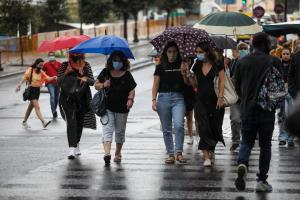 Κόσμος υπό βροχή στην Αθήνα