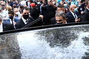 Ο Κυριάκος Μητσοτάκης μπαίνει στο αυτοκίνητο