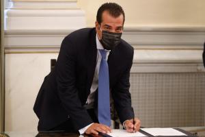 Ο Θάνος Πλεύρης ορκίζεται υπουργός Υγείας