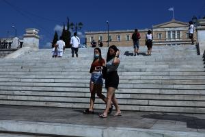 Κόσμος στην πλατεία Συντάγματος