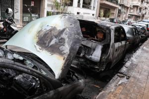 ΦΩΤΙΑ ΣΕ ΑΠΟΡΡΙΜΑΤΟΦΟΡΟ ΔΗΜΟΥ ΑΘΗΝΑΙΩΝ ΚΑΜΜΕΝΑ ΑΥΤΟΚΙΝΗΤΑ ΠΑΤΗΣΙΑ